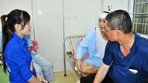 Sinh viên tình nguyện động viên chia sẻ với bệnh nhân Trung Quốc tại Bệnh viện Đa khoa Hà Tĩnh